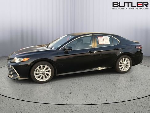 Certified 2022 Toyota Camry LE FWD image 3