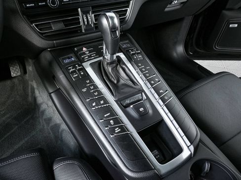 Certified 2020 Porsche Macan AWD/4WD image 18