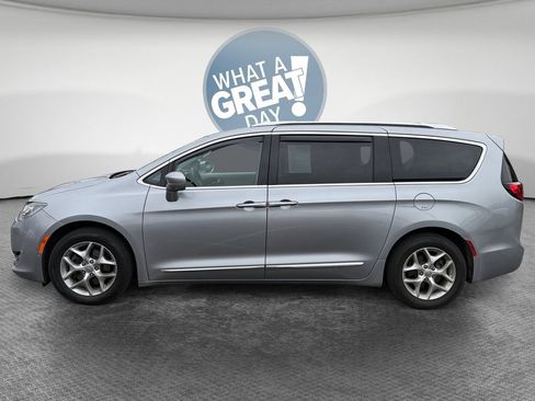 Used 2020 Chrysler Pacifica Touring-L Plus w/ Tire & Wheel Group image 7