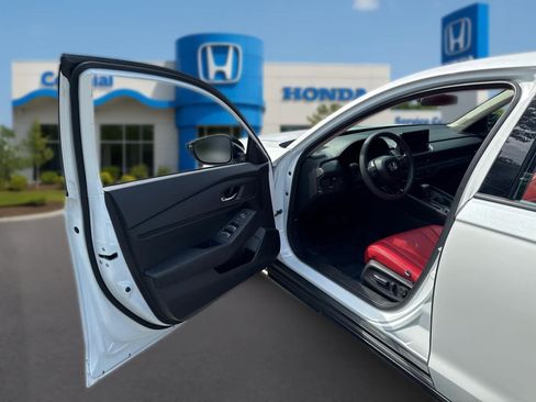 Used 2025 Honda Accord SE image 12