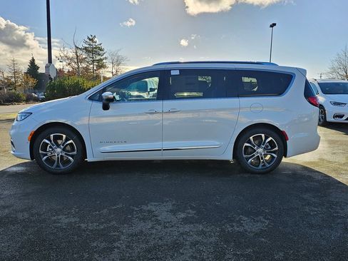 New 2026 Chrysler Pacifica Pinnacle image 5