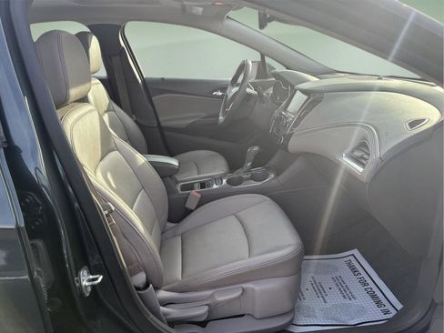 Used 2018 Chevrolet Cruze Premier FWD image 14