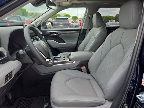 New 2026 Toyota Highlander Platinum AWD/4WD image 16