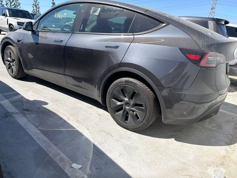 Used 2024 Tesla Model Y Long Range AWD/4WD image 4