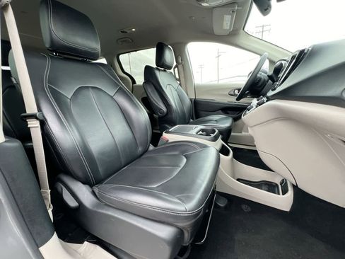 Used 2023 Chrysler Pacifica Touring-L image 21