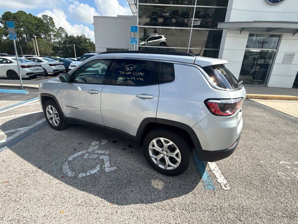 Used 2024 Jeep Compass Latitude AWD/4WD image 11