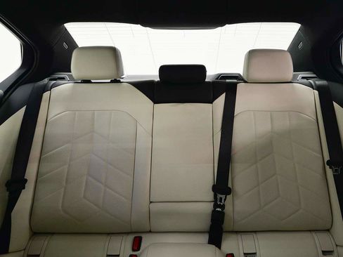 Used 2025 BMW i5 eDrive40i w/ Premium Package image 9