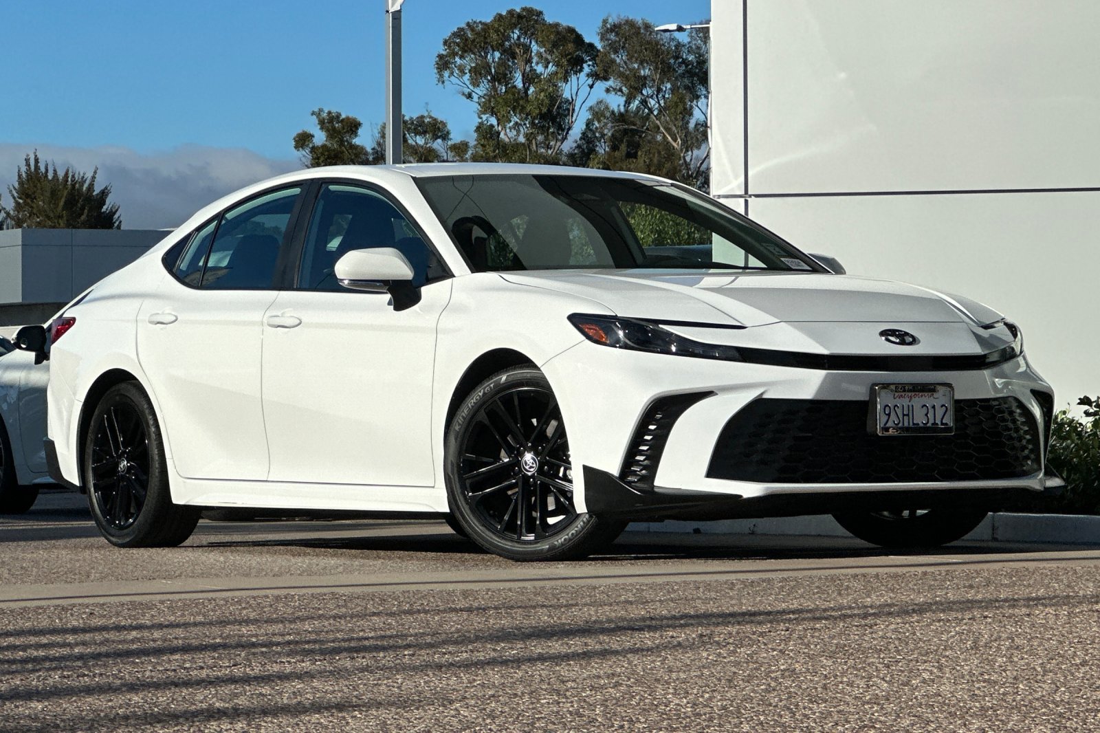 Used 2025 Toyota Camry SE FWD image 2
