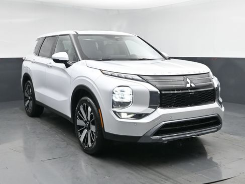 New 2026 Mitsubishi Outlander LE image 2