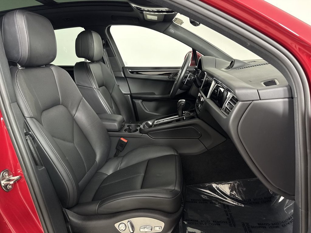 Certified 2025 Porsche Macan AWD/4WD image 24