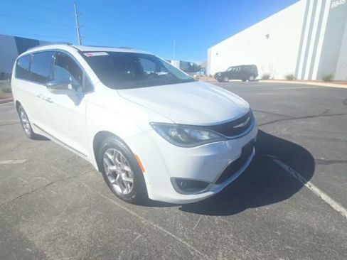 Used 2017 Chrysler Pacifica Limited image 3