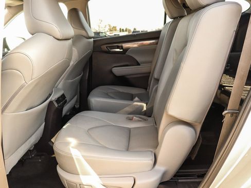 Certified 2020 Toyota Highlander Limited AWD/4WD image 19