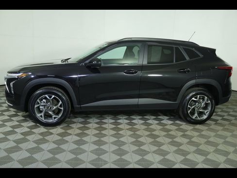 Used 2025 Chevrolet Trax LT image 4