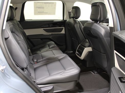 Used 2025 Lincoln Nautilus Premier AWD/4WD image 21