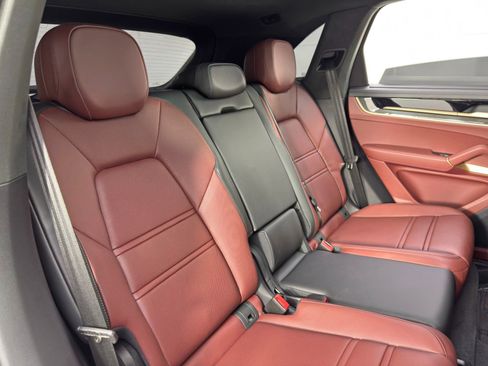 Used 2025 Porsche Cayenne Turbo image 45