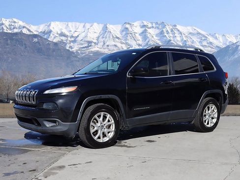 Used 2018 Jeep Cherokee Latitude image 2