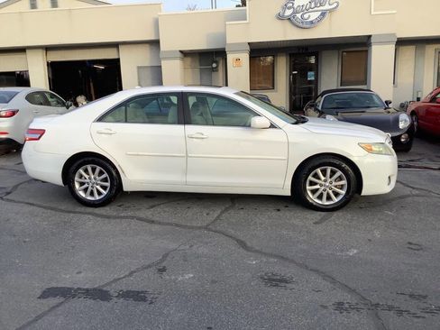 Used 2011 Toyota Camry XLE image 8