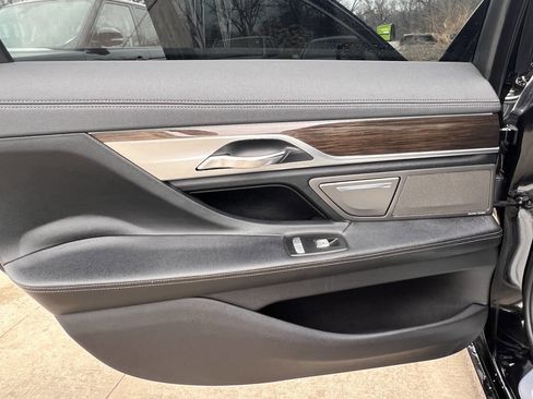 Used 2017 BMW 740i image 12