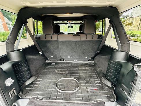 Used 2018 Jeep Wrangler Unlimited Sahara w/ Connectivity Group AWD/4WD image 23