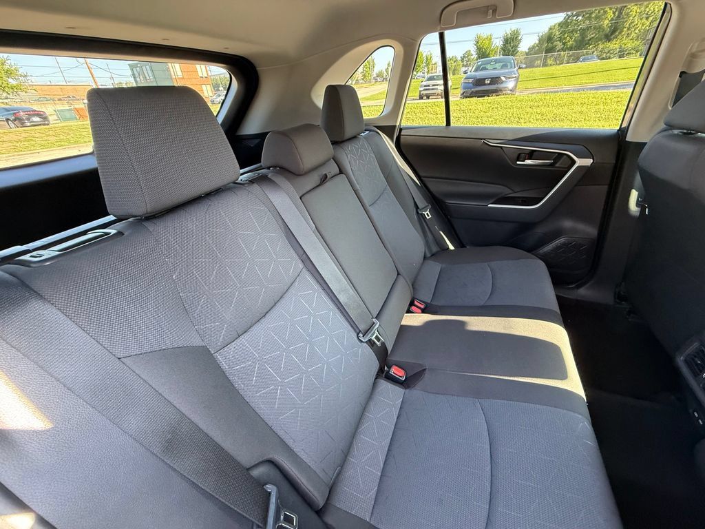 Used 2025 Toyota RAV4 XLE FWD image 35