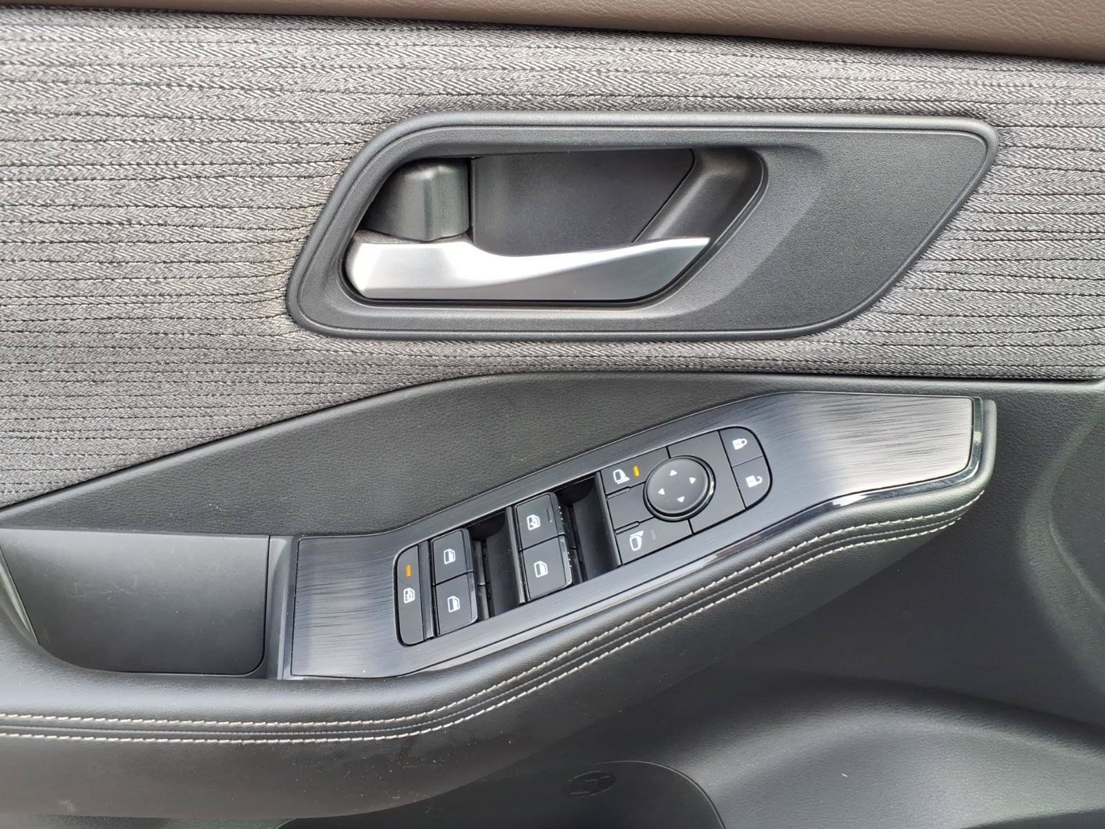 Used 2021 Nissan Rogue SV AWD/4WD image 14