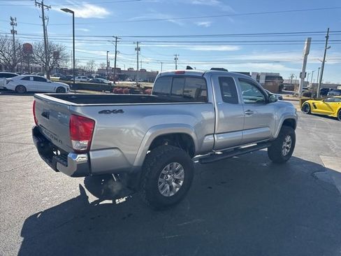 Used 2017 Toyota Tacoma SR5 w/ SR5 Appearance Package (SM) image 5