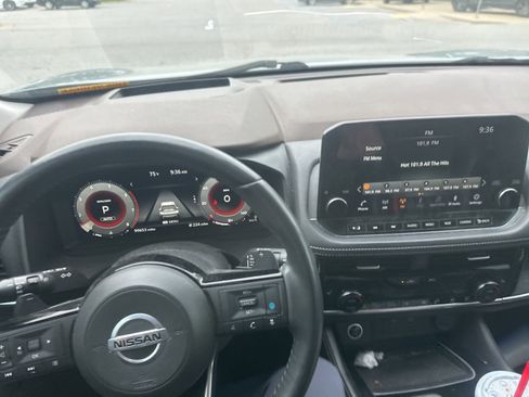 Used 2021 Nissan Rogue Platinum AWD/4WD image 16