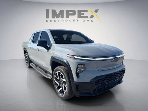 Used 2025 Chevrolet Silverado EV RST AWD/4WD image 9