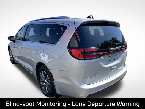 Used 2023 Chrysler Pacifica Pinnacle FWD image 8