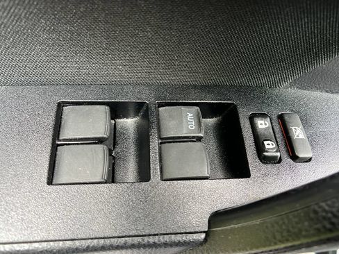 Used 2015 Toyota Corolla LE FWD image 12