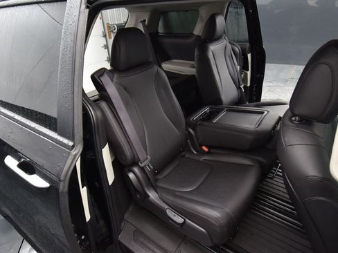 Used 2024 Kia Carnival EX image 13