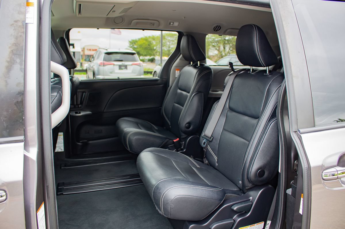 Used 2020 Toyota Sienna SE Premium FWD image 17