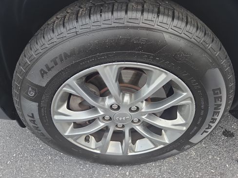 Certified 2020 Jeep Cherokee Latitude Lux w/ Comfort/Convenience Group AWD/4WD image 13