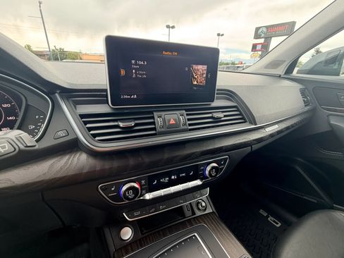 Used 2020 Audi Q5 e Premium Plus w/ Premium Plus Package AWD/4WD image 17
