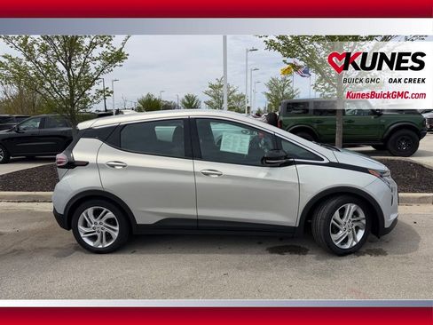 Used 2023 Chevrolet Bolt LT w/ Driver Confidence Package FWD image 6