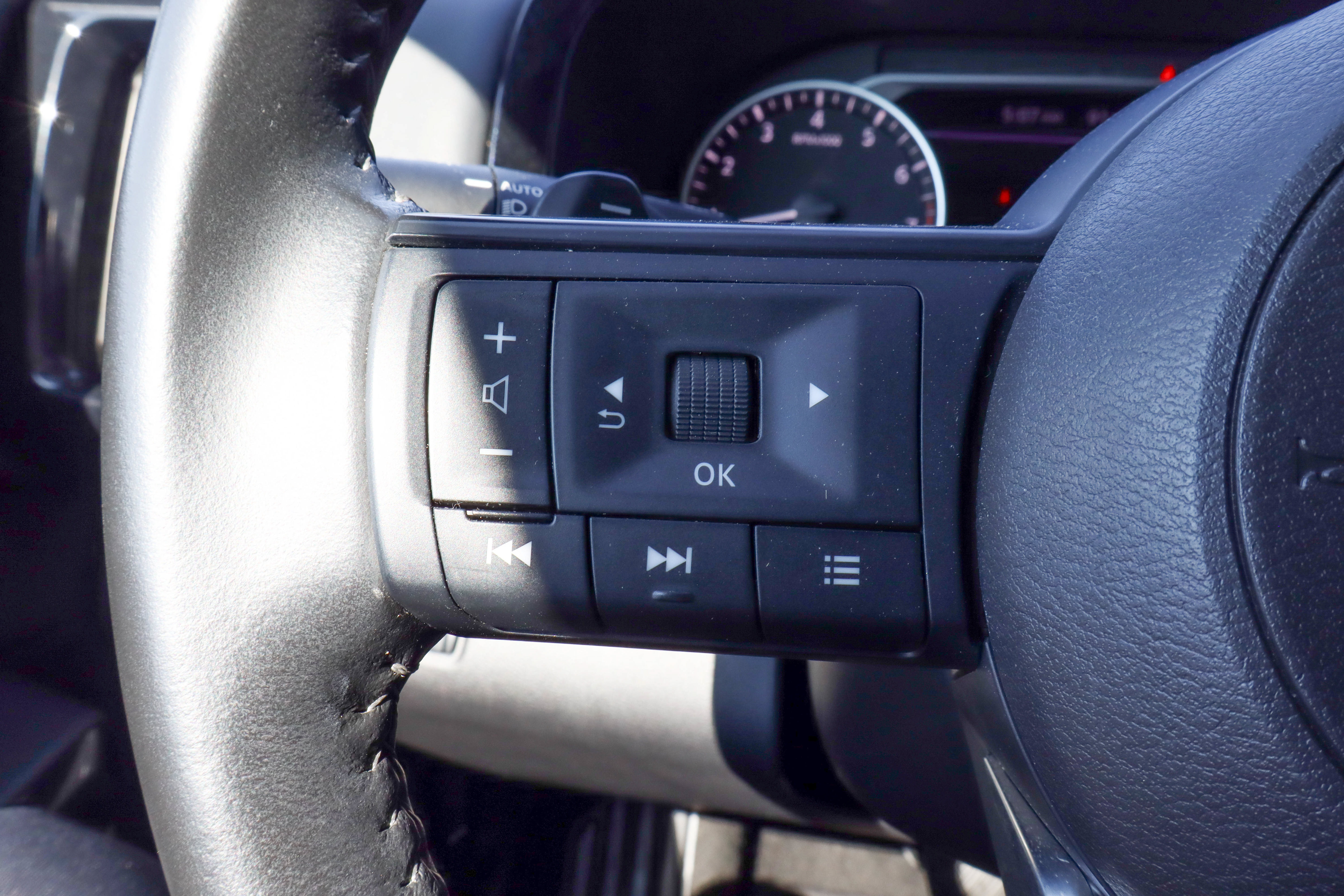 Used 2025 Nissan Pathfinder SV FWD image 26