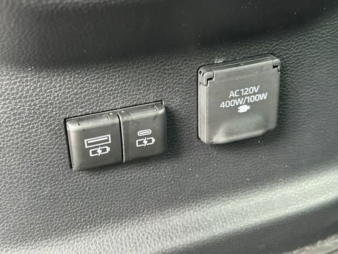 Used 2025 Toyota Sequoia Capstone AWD/4WD image 26