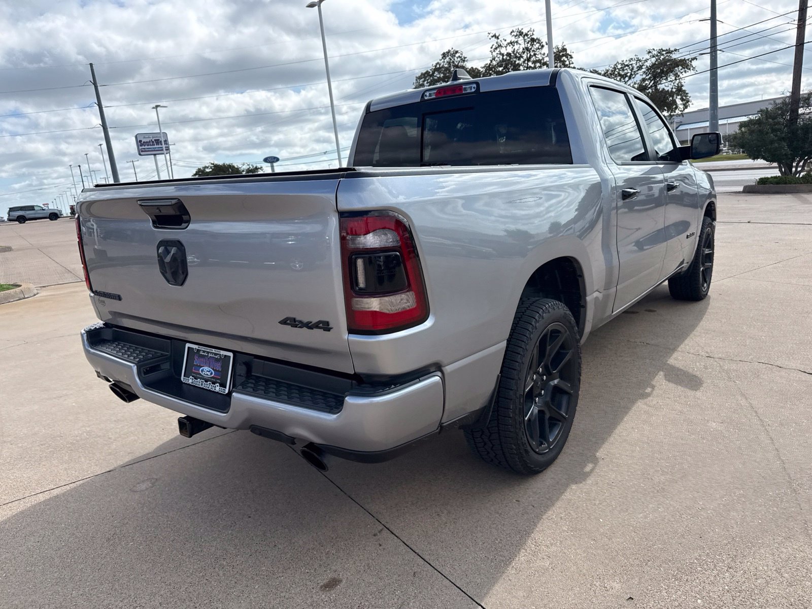 Used 2024 RAM 1500 Laramie AWD/4WD image 7