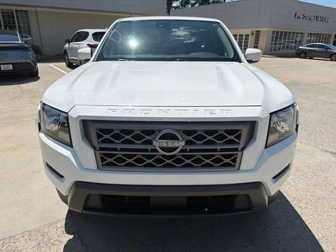 Used 2024 Nissan Frontier SV w/ Technology Package RWD image 3