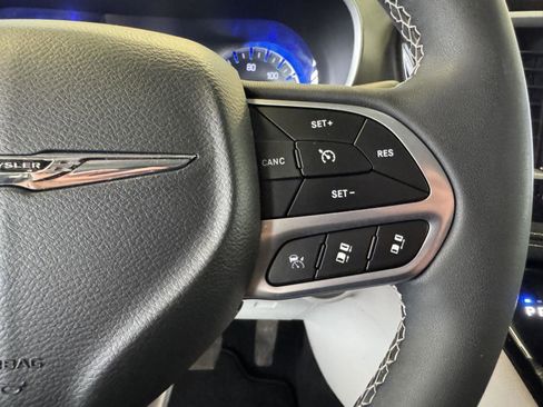 Used 2022 Chrysler Pacifica Touring-L AWD/4WD image 14