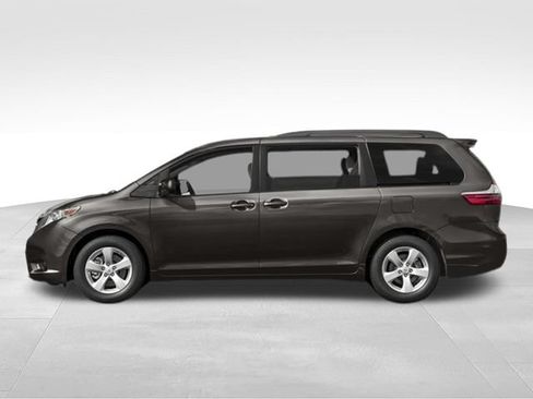 Used 2017 Toyota Sienna LE FWD image 3