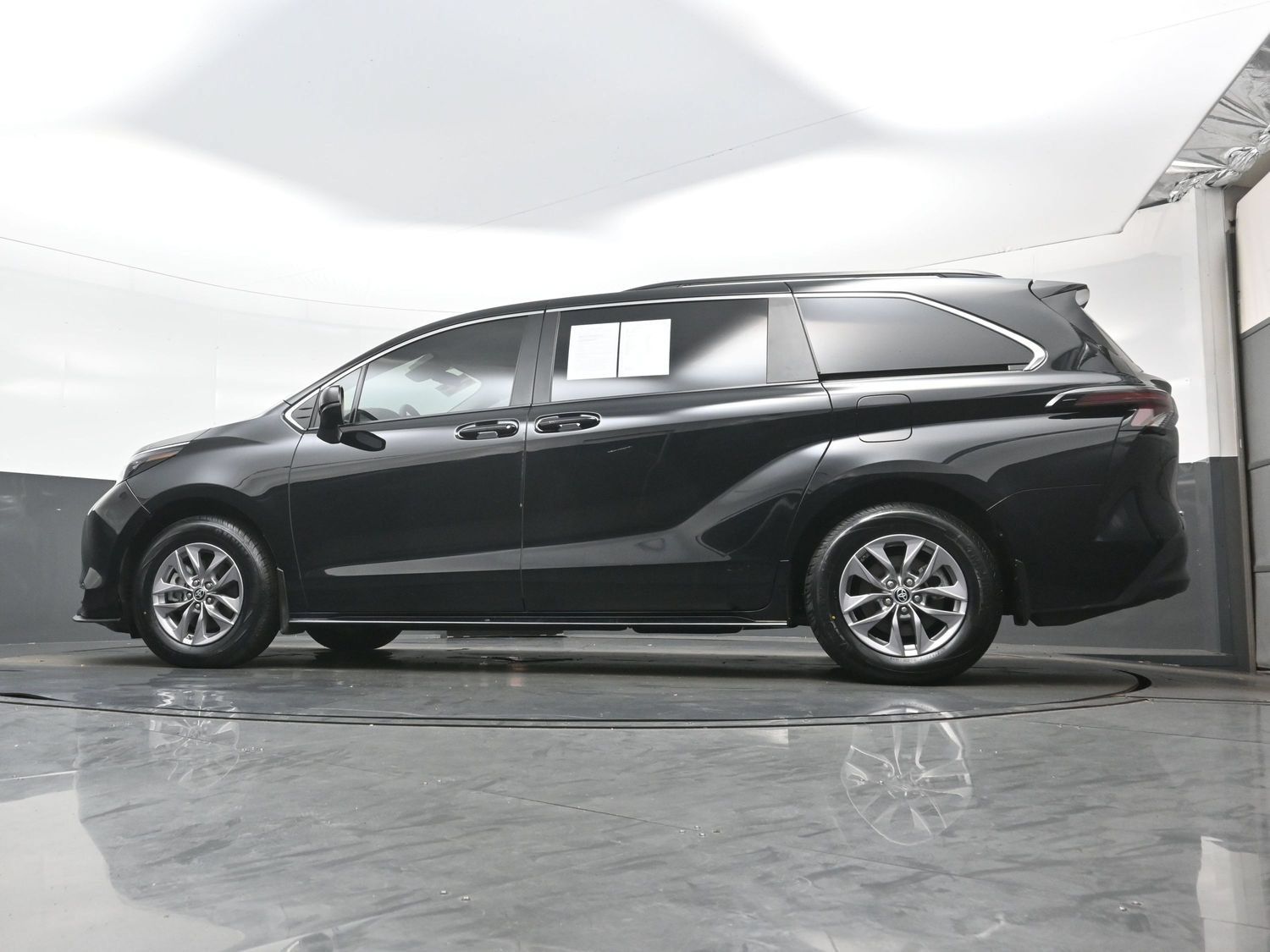 Used 2025 Toyota Sienna LE AWD/4WD image 30