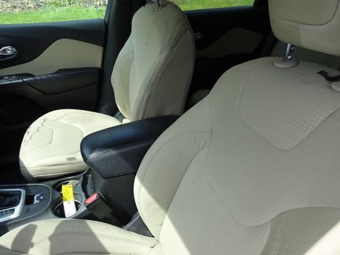 Used 2015 Jeep Cherokee Latitude w/ Cold Weather Group AWD/4WD image 14