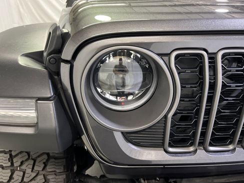 Used 2024 Jeep Gladiator Rubicon w/ Safety Group AWD/4WD image 5