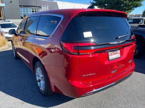 New 2026 Chrysler Pacifica Limited w/ Uconnect Theater Family Group image 5