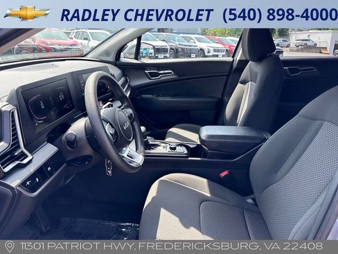 Used 2025 Kia Sportage LX FWD image 3