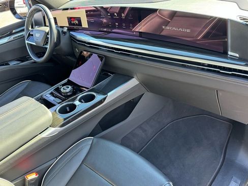 Used 2025 Cadillac Escalade Premium Luxury AWD/4WD image 24