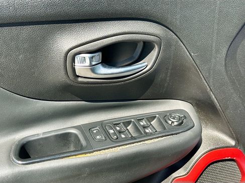 Used 2015 Jeep Renegade Trailhawk image 17