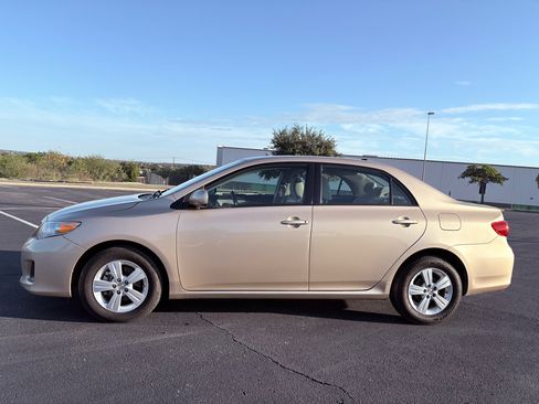 Used 2011 Toyota Corolla LE image 3