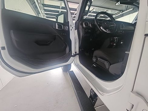 Used 2022 Jeep Wrangler Unlimited Rubicon 4xe AWD/4WD image 5